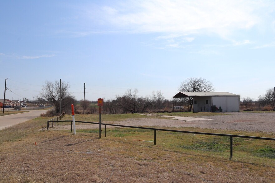 More Photos Of 604 US Highway 287 S, Henrietta Flex For Sale