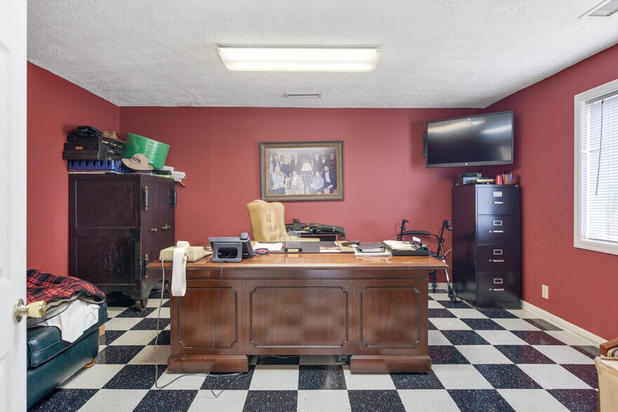 More Photos Of 545 E Main St, Hartsville Warehouse For Lease