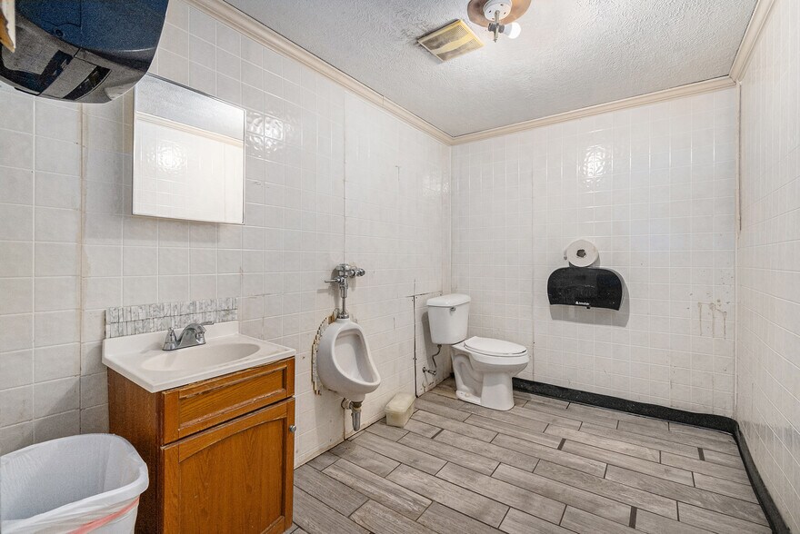 More Photos Of 1008 Bancroft St, Omaha General Retail For Sale