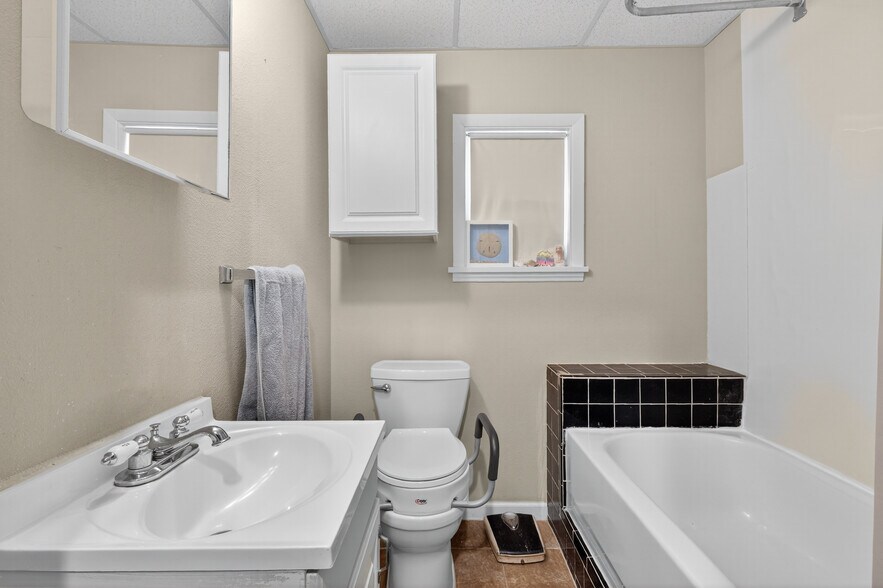 More Photos Of 638 Main St, Columbia Office For Sale