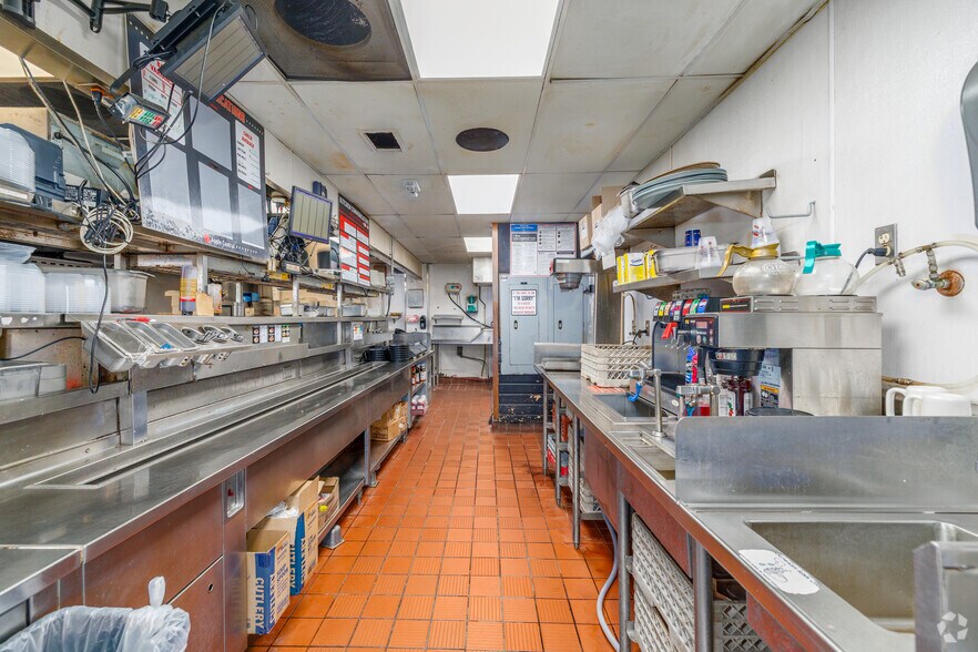 More Photos Of 700 S Kansas Ave, Clinton General Retail For Sale