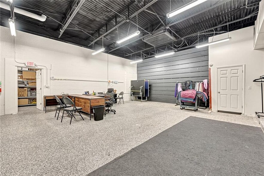 More Photos Of 427 N College Ave, Fayetteville Storefront For Sale
