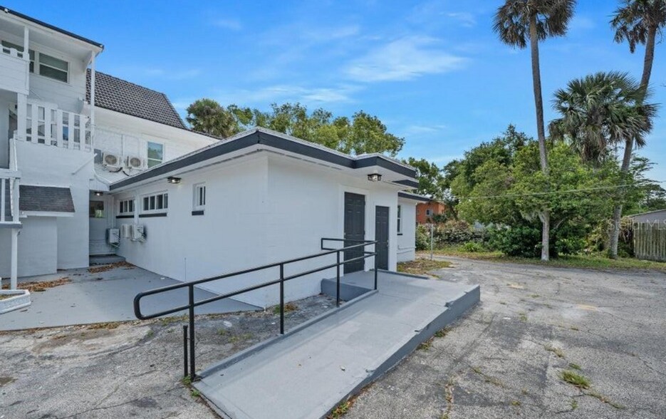 More Photos Of 934 S Ridgewood Ave, Daytona Beach Sorority Fraternity House For Sale