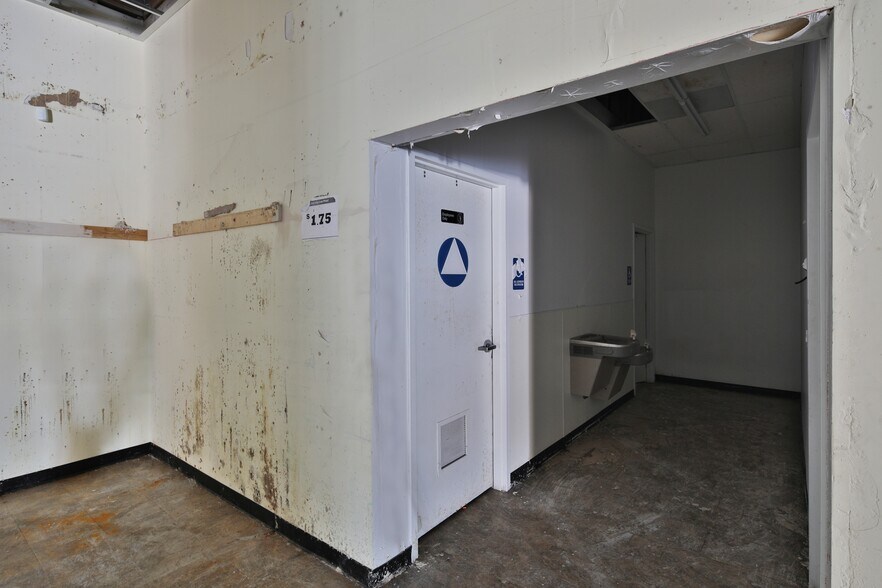 More Photos Of 7300 S Western Ave, Los Angeles Freestanding For Lease