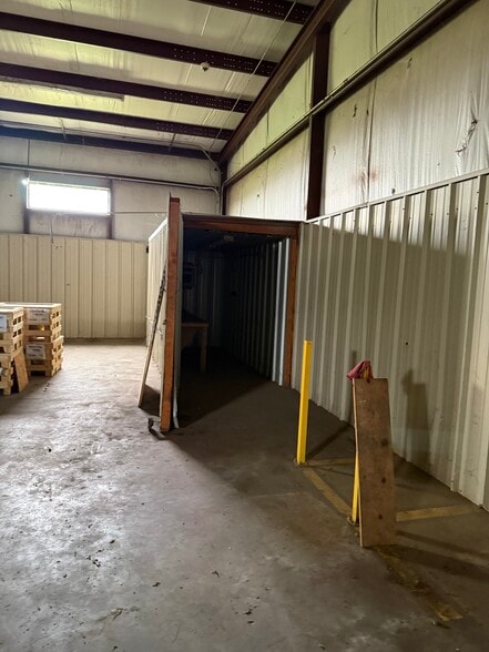 More Photos Of 107 Ltr Park Dr, Longview Warehouse For Lease