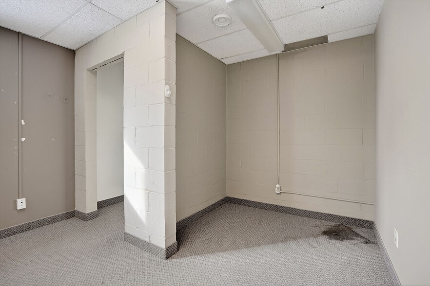 More Photos Of 812 Dundas St, London Freestanding For Sale