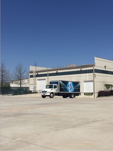 More Photos Of 16503 Air Center Blvd, Houston Unknown For Lease