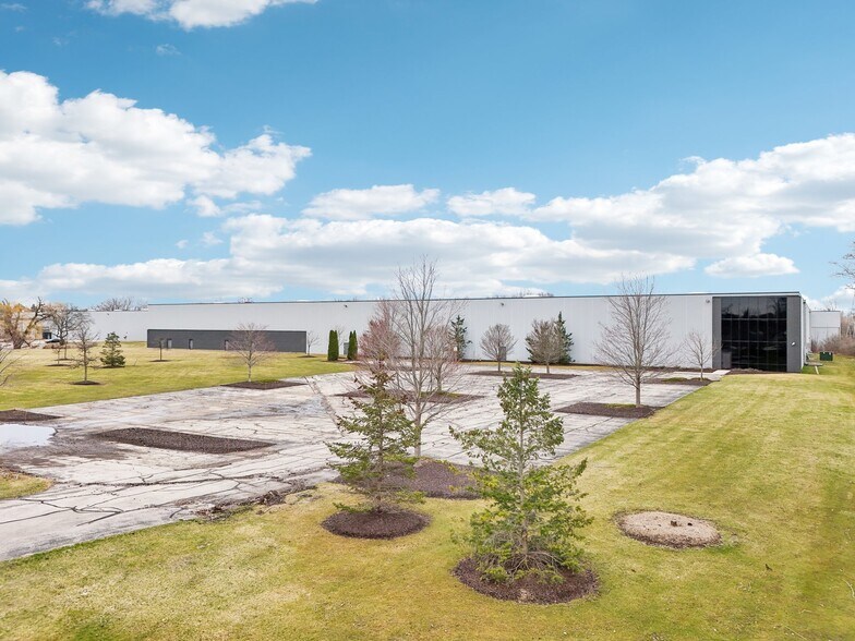 More Photos Of 5201-5401 W Donges Bay Rd, Mequon Warehouse For Lease
