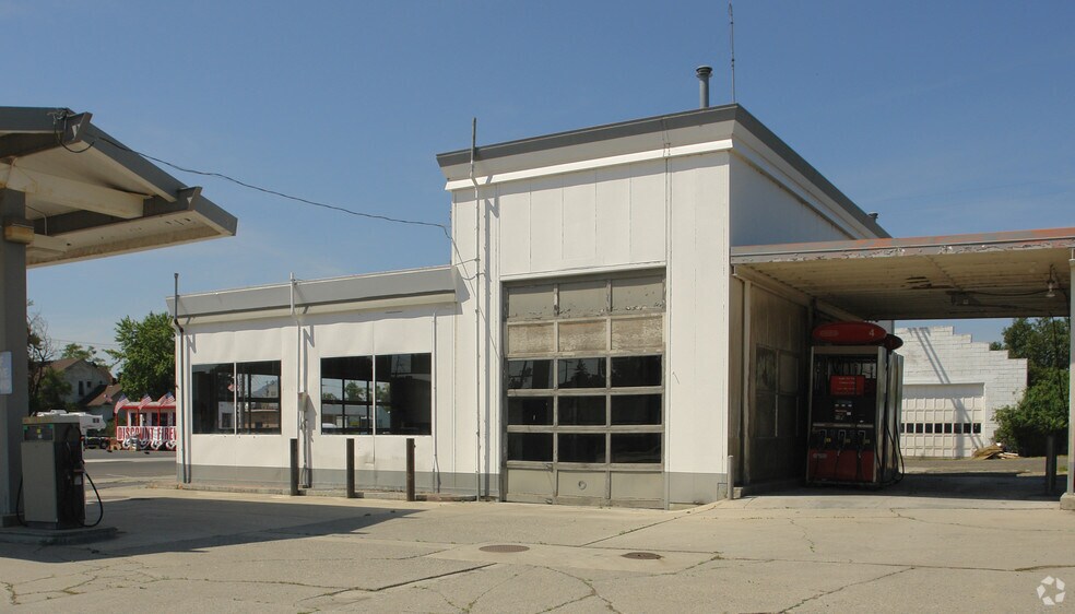 Primary Photo Of 106 N Lefevre St, Medical Lake Service Station For Lease