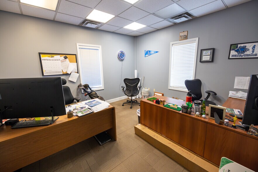 More Photos Of 1621 Se Summit St, Lee's Summit Light Distribution For Lease