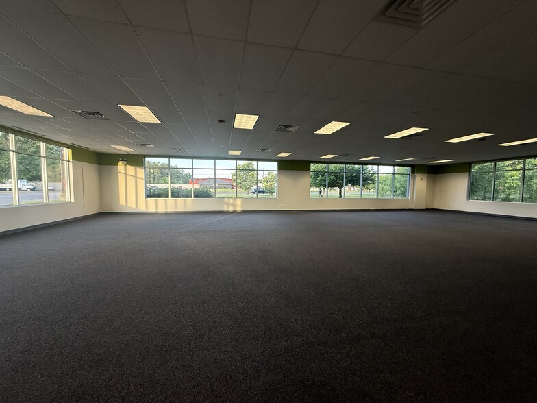 More Photos Of 900 S Milwaukee Ave, Vernon Hills Freestanding For Lease