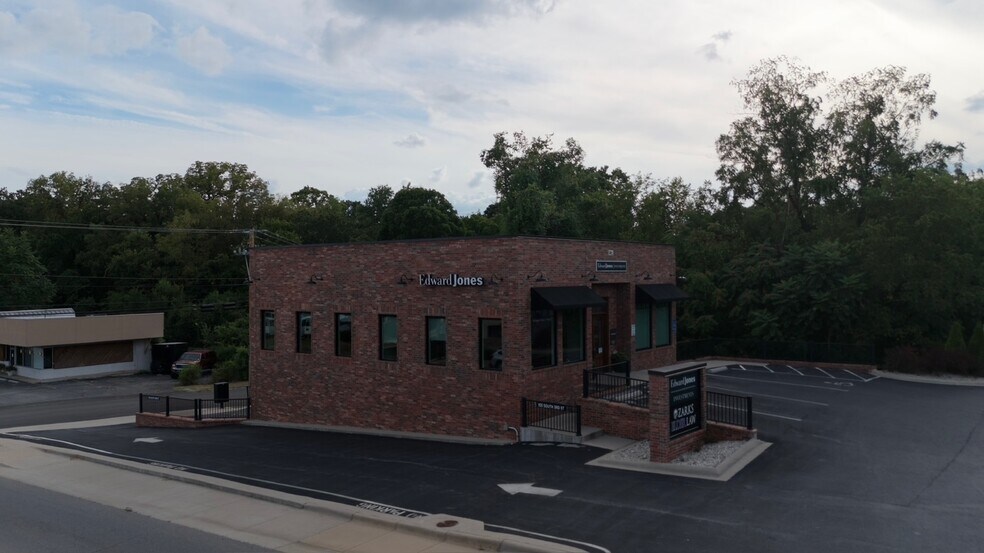 More Photos Of 103 S 3rd St, Ozark Office For Sale