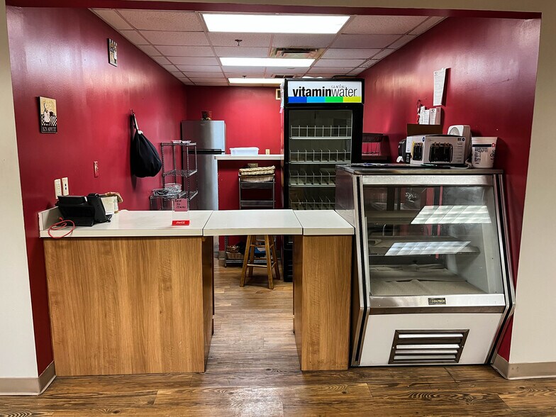 More Photos Of 1457 E 40th St, Cleveland Showroom For Lease