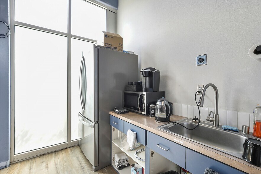 More Photos Of 317 W 6th St, Moscow Storefront Retail Office For Lease