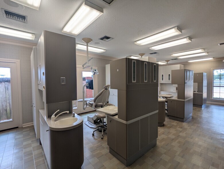 More Photos Of 3635 Eastex Fwy, Beaumont Office For Sale