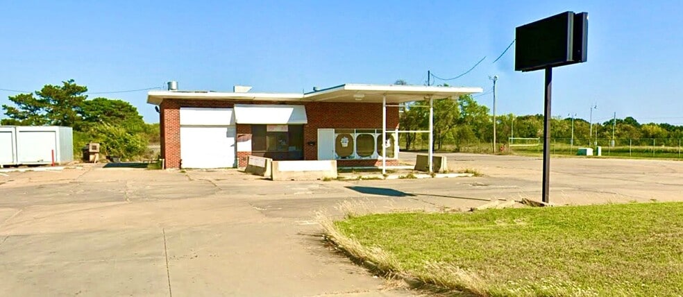 More Photos Of 3840 SW Topeka Blvd, Topeka General Retail For Sale