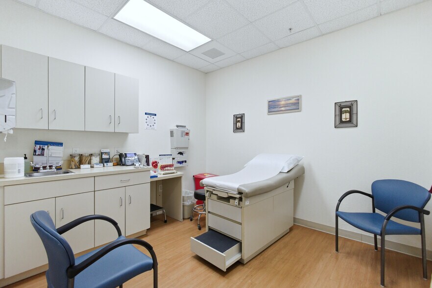 More Photos Of 842 Sunset Lake Blvd, Venice Medical For Sale