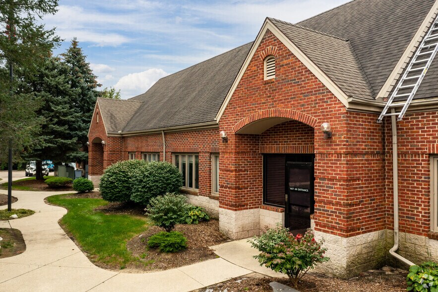 More Photos Of 36520 Grand River Ave, Farmington Hills Unknown For Lease