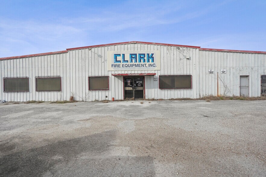 More Photos Of 1838 Federal Rd, Houston Warehouse For Sale