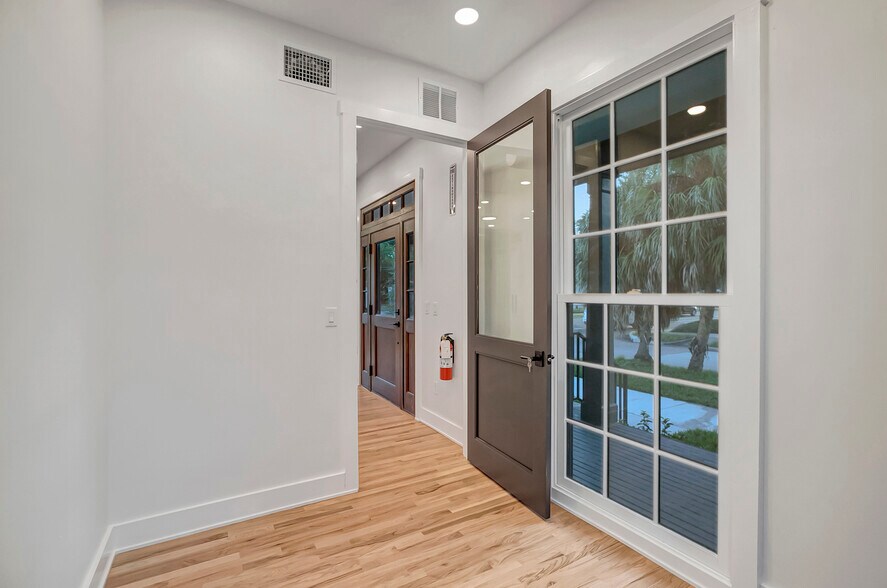 More Photos Of 2111 Cleveland St, Tampa Office For Sale