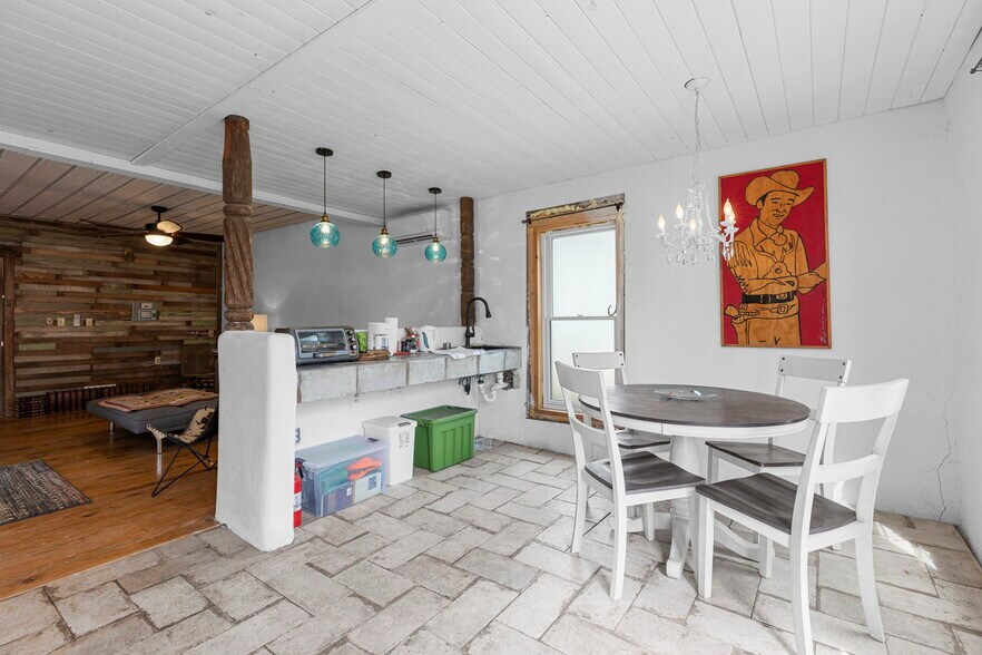 More Photos Of 206 W Murphy St, Alpine Specialty For Sale