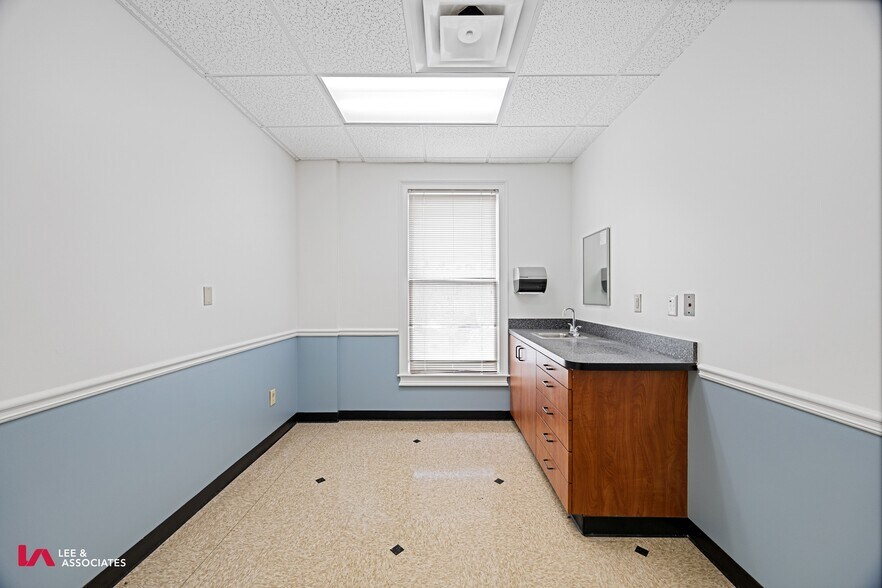 More Photos Of 1776 Old Spring House Ln, Dunwoody Medical For Lease