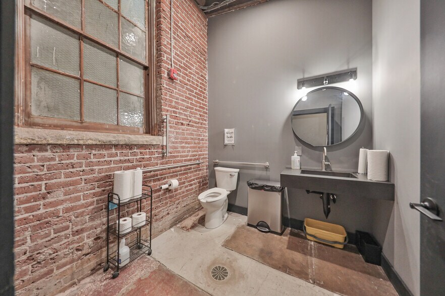 More Photos Of 915 Northampton St, Easton General Retail For Sale