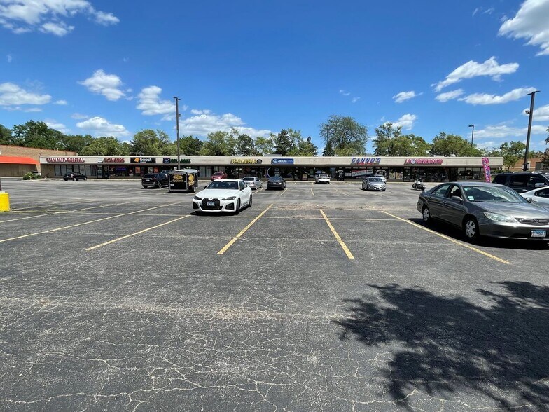 More Photos Of 840 Summit St, Elgin Storefront For Lease