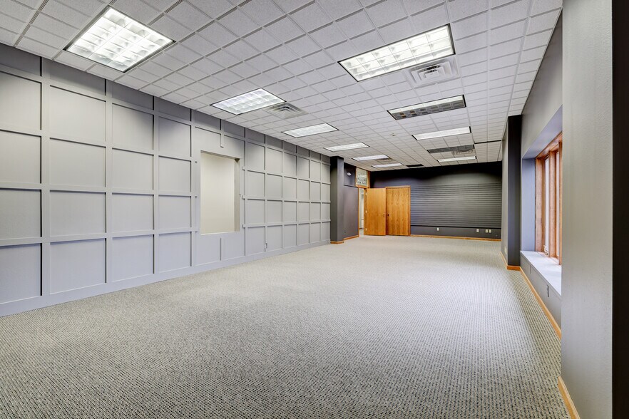 More Photos Of 309 South St, Pella Industrial For Sale