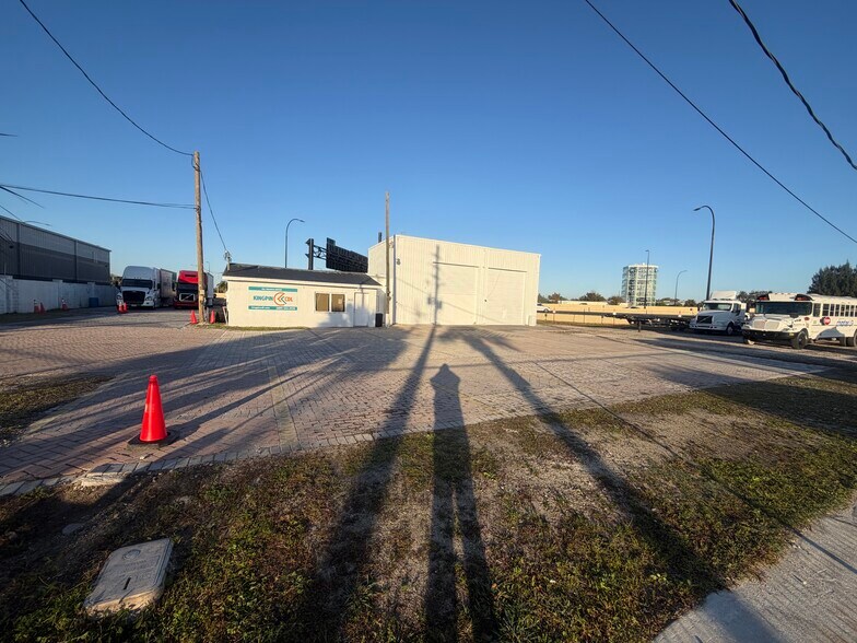 More Photos Of 3303 37th St, Orlando Warehouse For Lease
