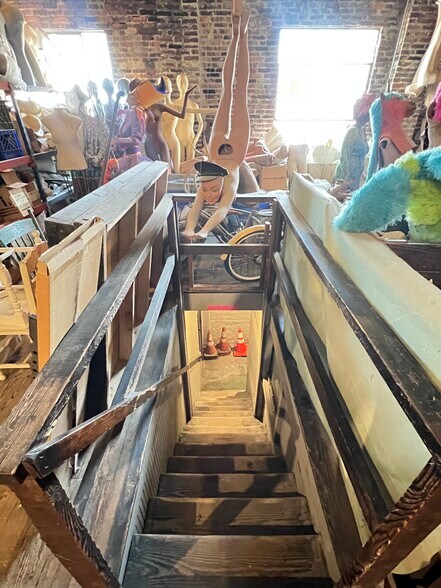 More Photos Of 1438-1442 Light St, Baltimore Showroom For Sale