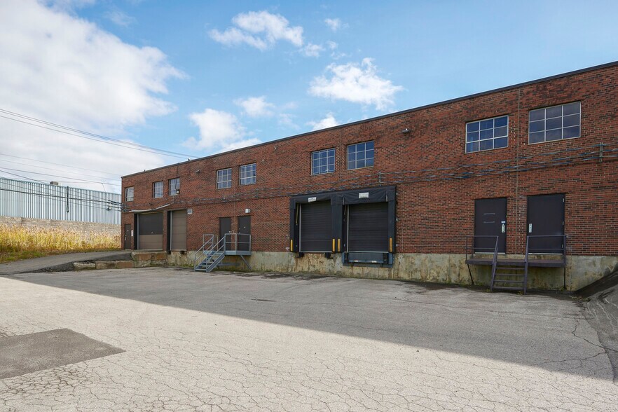 More Photos Of 8459-8497 Ch Dalton, Mont-Royal Flex For Lease