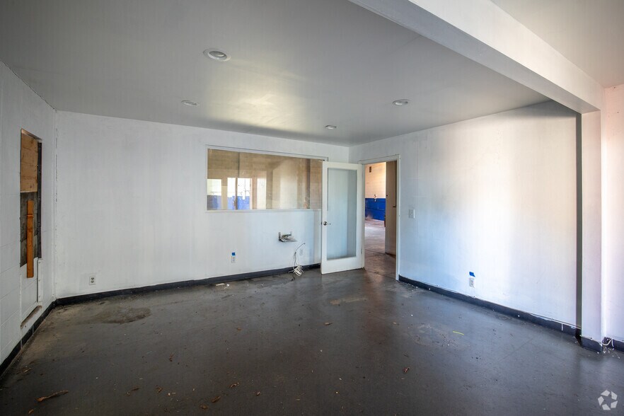 More Photos Of 2020 Brush St, Oakland Warehouse For Lease