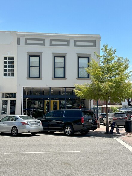 More Photos Of 100-102 E Alamo St, Brenham Office For Lease