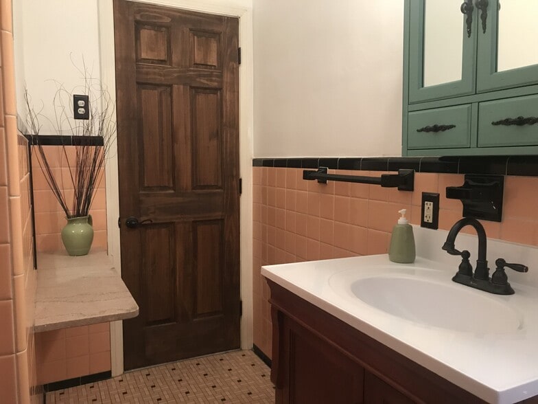 More Photos Of 2460 Florian St, Hamtramck Office For Sale
