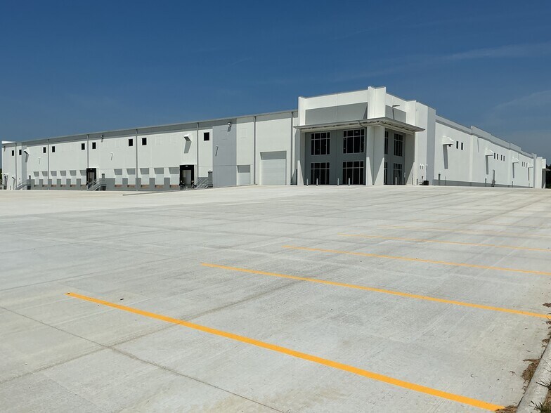 More Photos Of 1900 Airport West Rd, Mansfield Warehouse For Lease