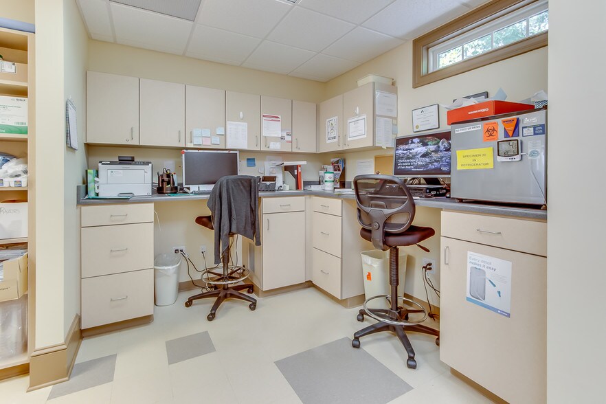 More Photos Of 135 Professional Park Dr, Seneca Healthcare For Lease