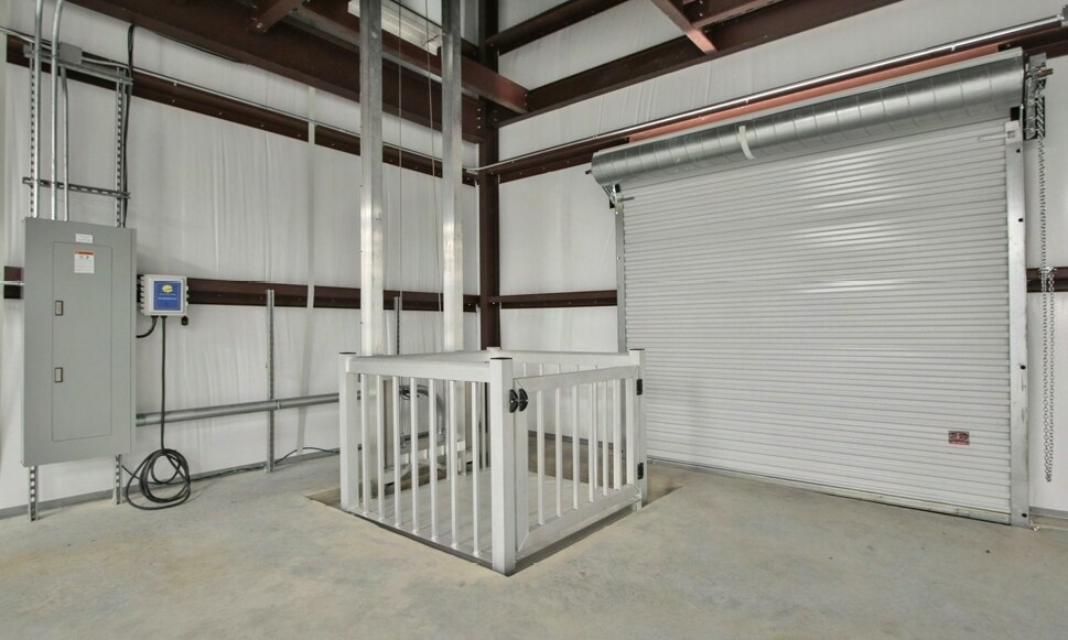 More Photos Of 4303 Southerland Rd, Houston Warehouse For Sale