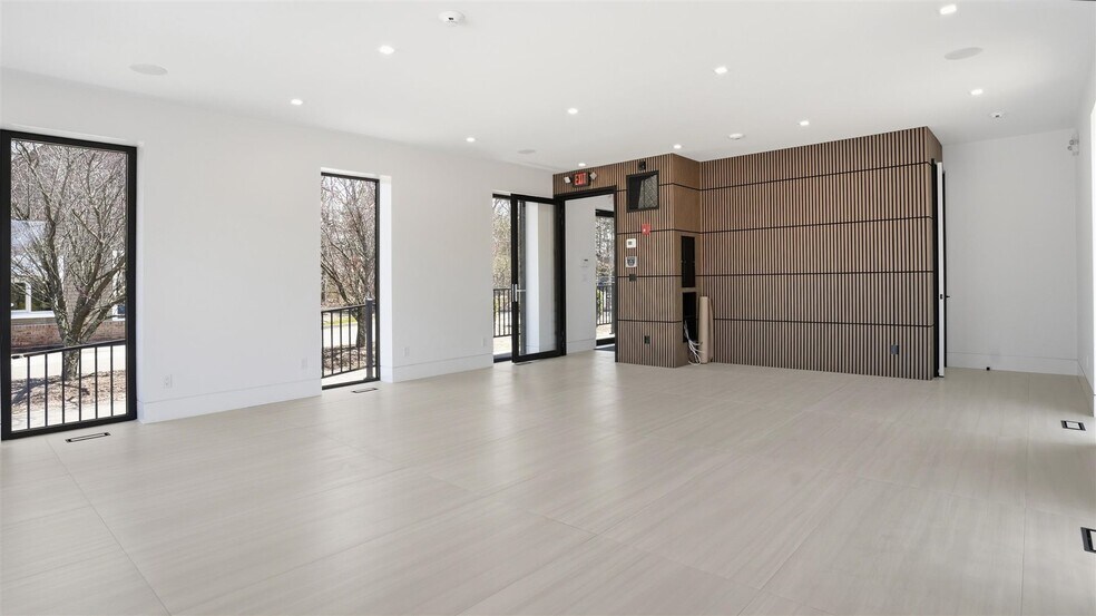 More Photos Of 200 W Montauk Hwy, Hampton Bays Freestanding For Lease