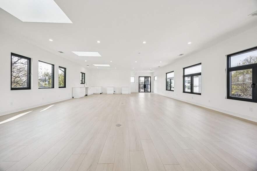 More Photos Of 446 Tyler St, Dallas Office For Sale