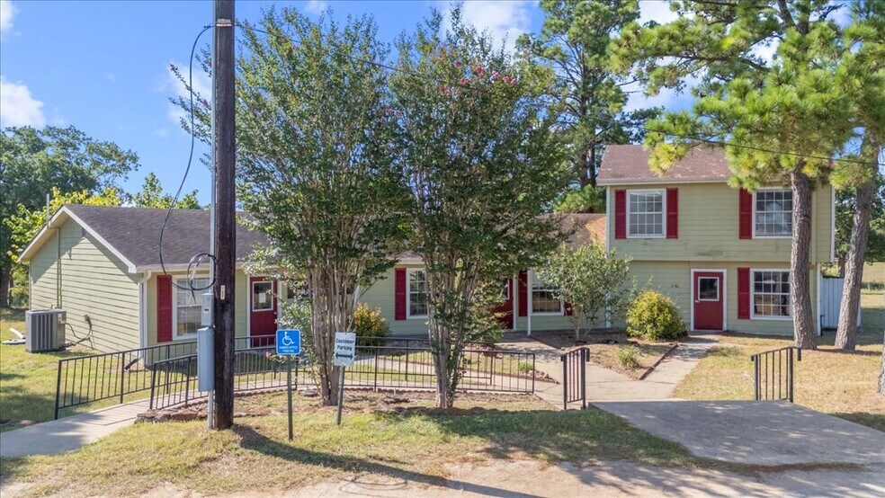 More Photos Of 141 Tahitian Dr, Bastrop Freestanding For Sale