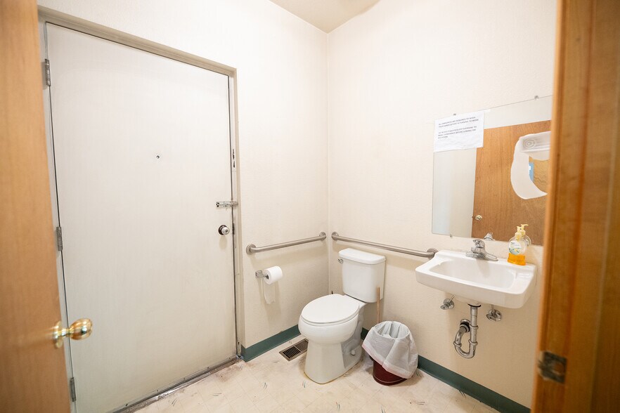 More Photos Of 123 N 1st St, Grants Office For Sale