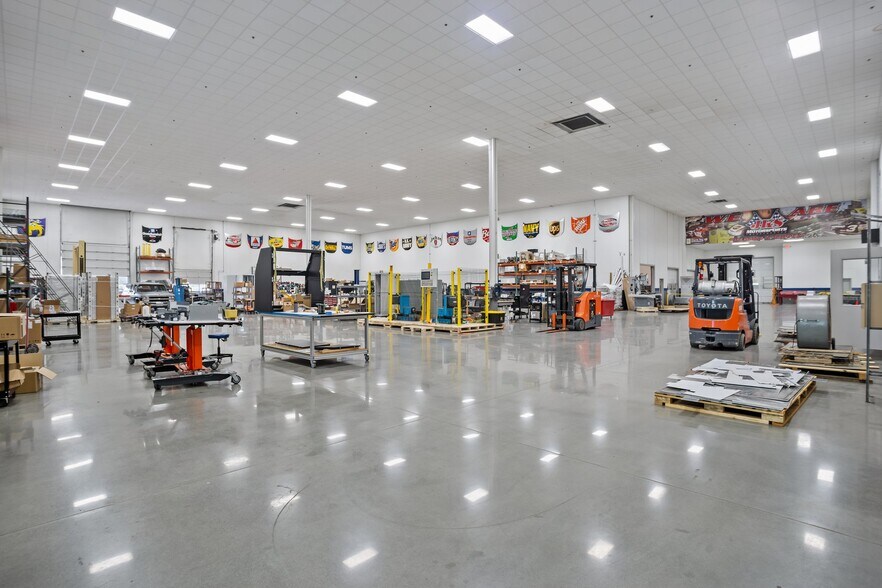 More Photos Of 301 Welcome Center Blvd, Lexington Flex For Sale