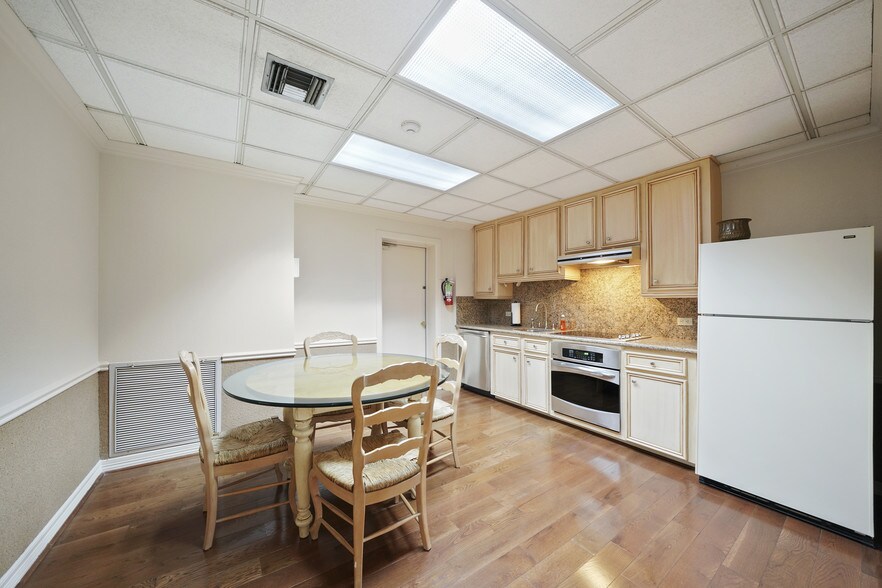 More Photos Of 3007 Crossview Dr, Houston Showroom For Sale