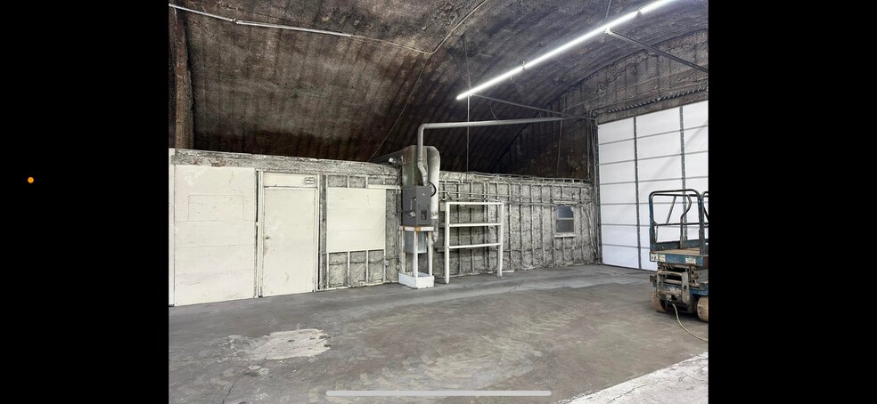 More Photos Of 124 W Hickory, Strafford Warehouse For Lease