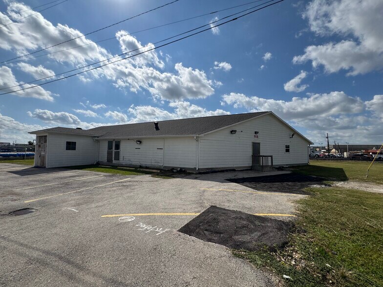 More Photos Of 3701 S Richey Ave, South Houston Freestanding For Lease
