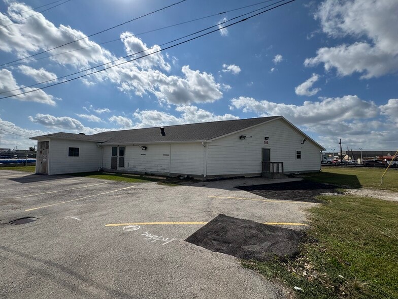 More Photos Of 3701 S Richey Ave, South Houston Freestanding For Lease