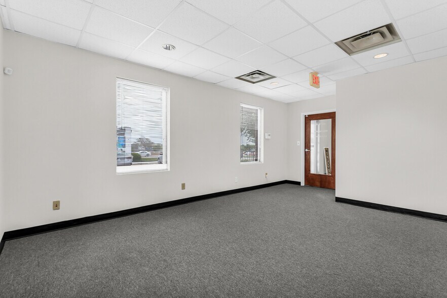 More Photos Of 1801 Precinct Line Rd, Hurst Medical For Lease