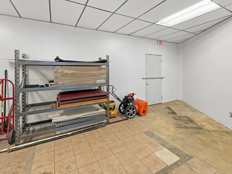 More Photos Of 2920-2926 Merle Hay Rd, Des Moines Storefront For Lease