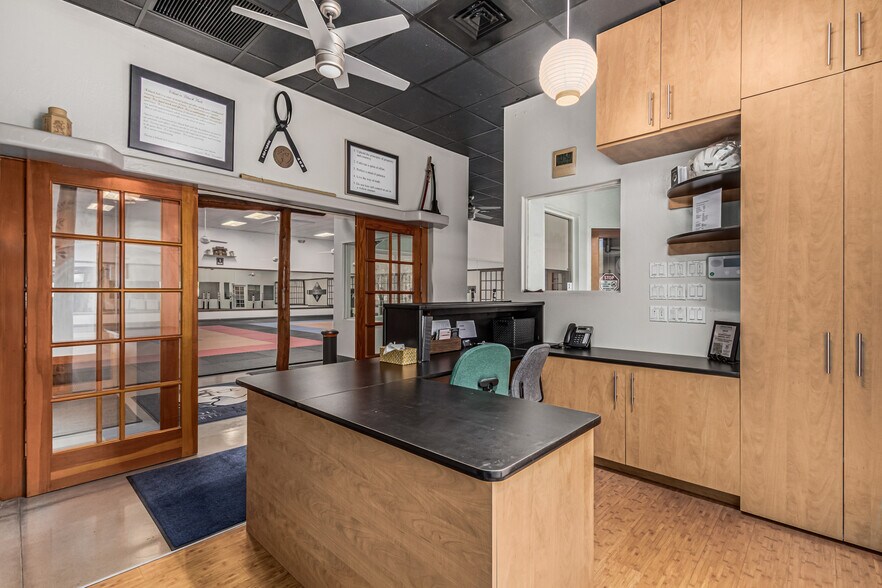 More Photos Of 3173 E Chandler Blvd, Phoenix Freestanding For Sale